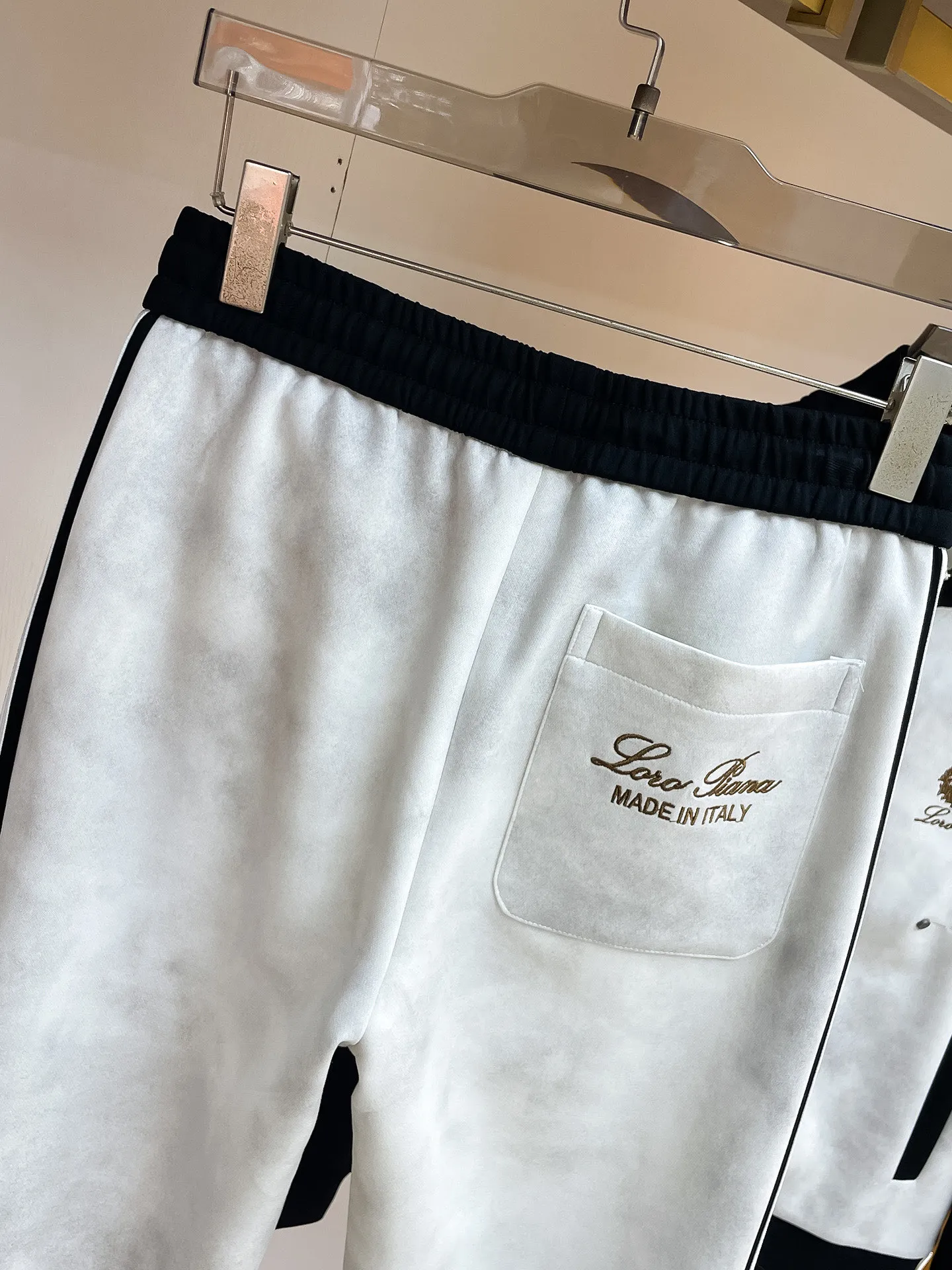 LP New Arrival counter Same Style casual suit, Breathable, comfortable and casual! Full of high-end feel! The details are exquisite and high-end, and the workmanship is impeccable! The original Premium fabric is very high-end! The fabric is crisp and anti-wrinkle Wear-Resistant, warm, neat and stylish. Everyone must buy a set this autumn and winter. They must look cool and cool when wearing them. We especially recommend Sizes M-3XL